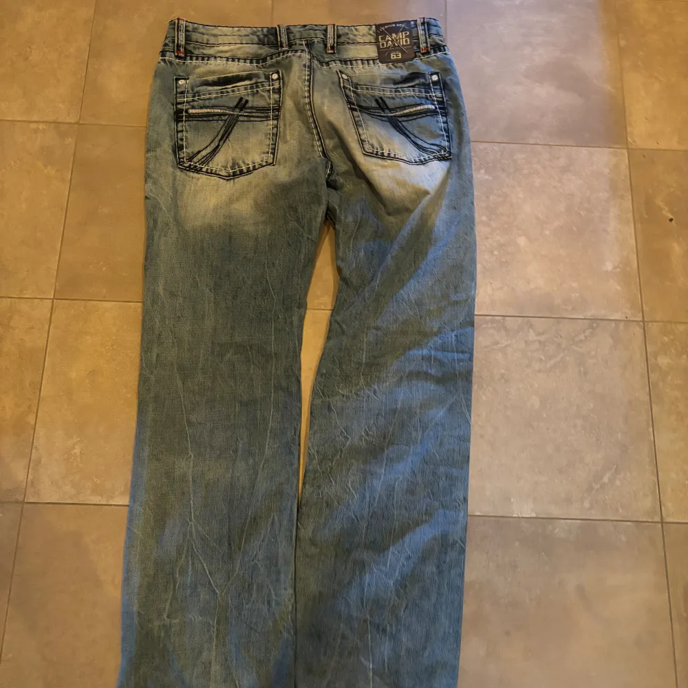 Ett par riktigt snygga jeans ifrån märket camp David i utmärkt skick . Jeans & Byxor.