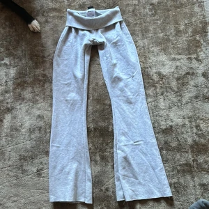 Gina-trico byxor mysiga  - Gina trico-mysbyxor som e väldigt lowwaist asså man ser stringen på mig annars när jag har på mig dem!!!! Obs asså!! 