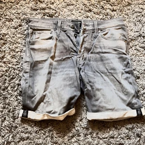 Jack and Jones jeansshorts - Jeansshorts från Jack and Jones. Regulat fit