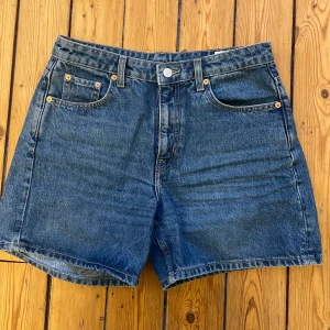 Jeansshorts  - Säljer dessa jeansshorts från Weekday då de inte längre passar. Fortfarande i bra skick!