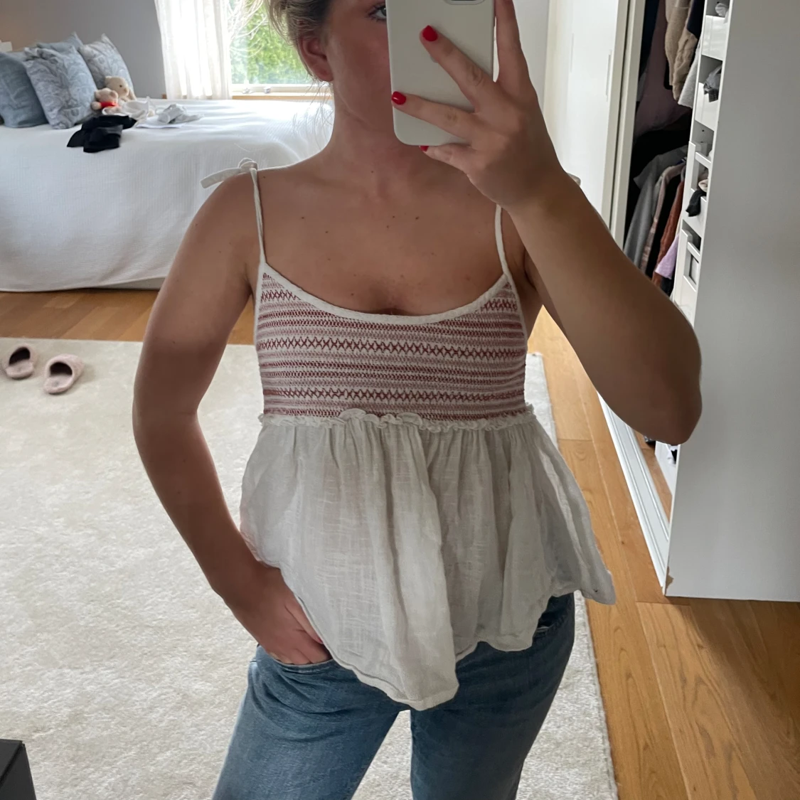 Topp med virkade detaljer