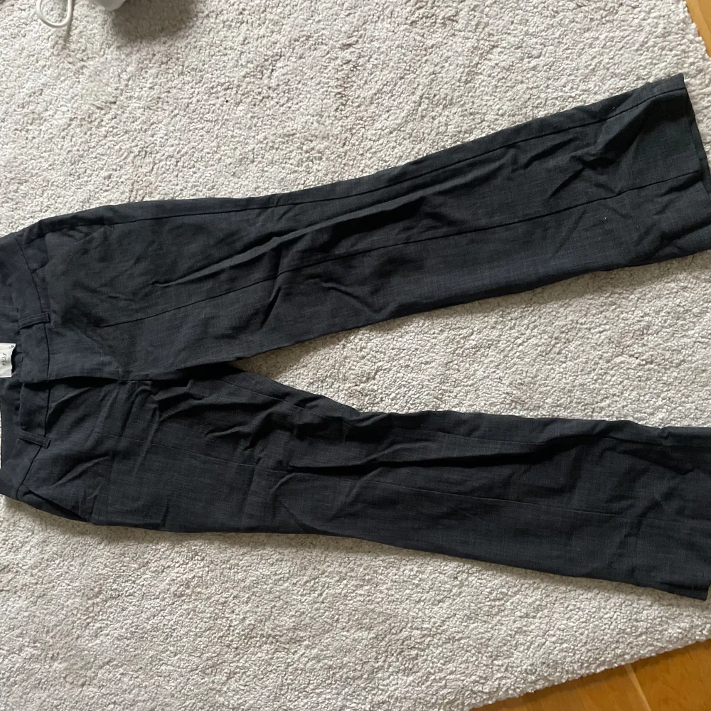 Lågmidjade trendiga kostymbyxor från pulz jeans  Använd få gånger  Gråa (sista bilden visar färgen bra  Bild 4 är på modellen från hemsidan i en annan färg  Modellen i färgen säljs inte längre  Ord pris, 700. Jeans & Byxor.