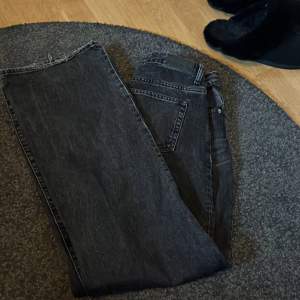 Svarta jeans från laget 157, modell boulevard. Använda, lite slitna längst ner
