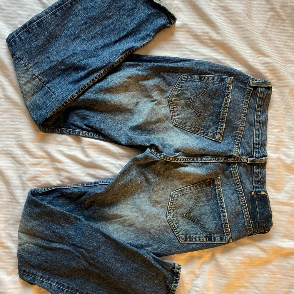 Lågmidjade jeans från Levi’s. Lappen är tyvärr bortdragen på baksidan men de är äkta. Inga övriga skavanker men använda. 💞. Jeans & Byxor.