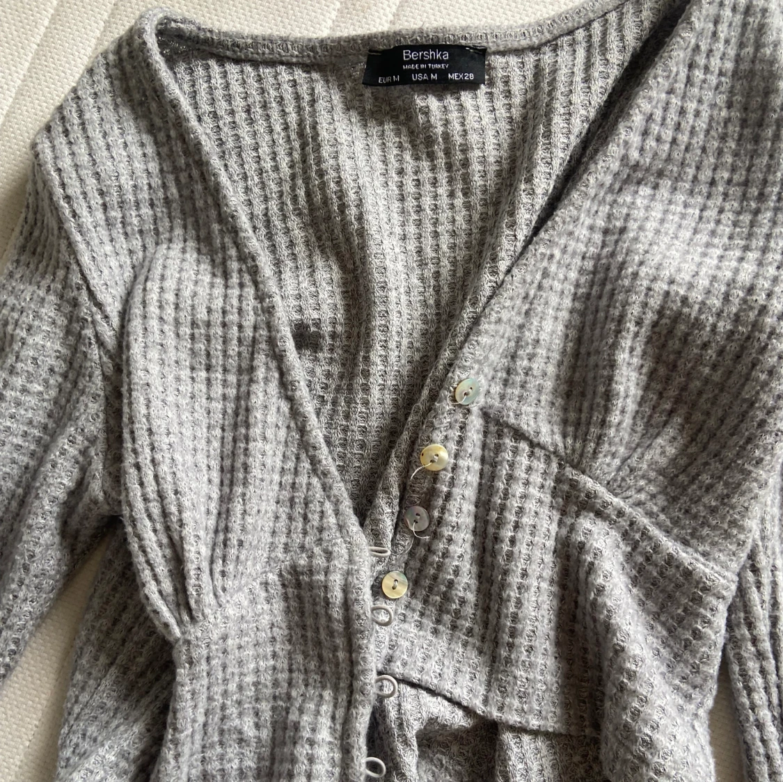 Grå kofta med knappar 