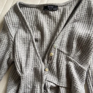 Grå kofta med knappar  - Är i M men passar S, jätte fin att ha både öppen och stängd 