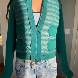Moncler cardigan  - Super unik moncler cardigan i grönt💚 Nyskick!