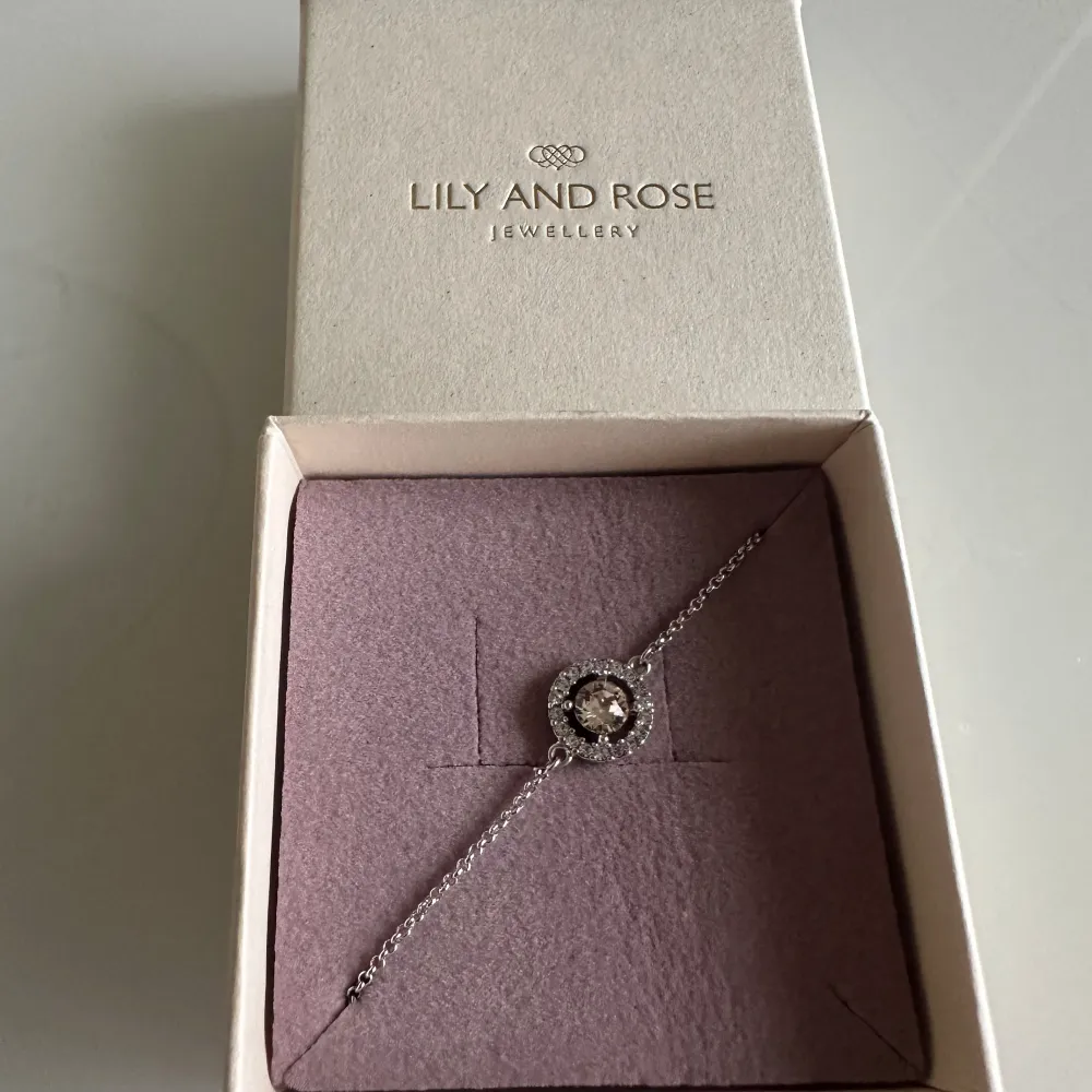 Helt nytt silver armband med ljusrosa sten från Lily and rose . Accessoarer.