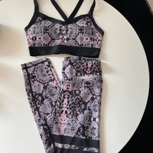 Träningsset Stronger  - Tights och sport-BH med ormmönster från stronger. Tights i stl S och sport-BH i stl M. Använd ett fåtal ggr, så i nyskick!