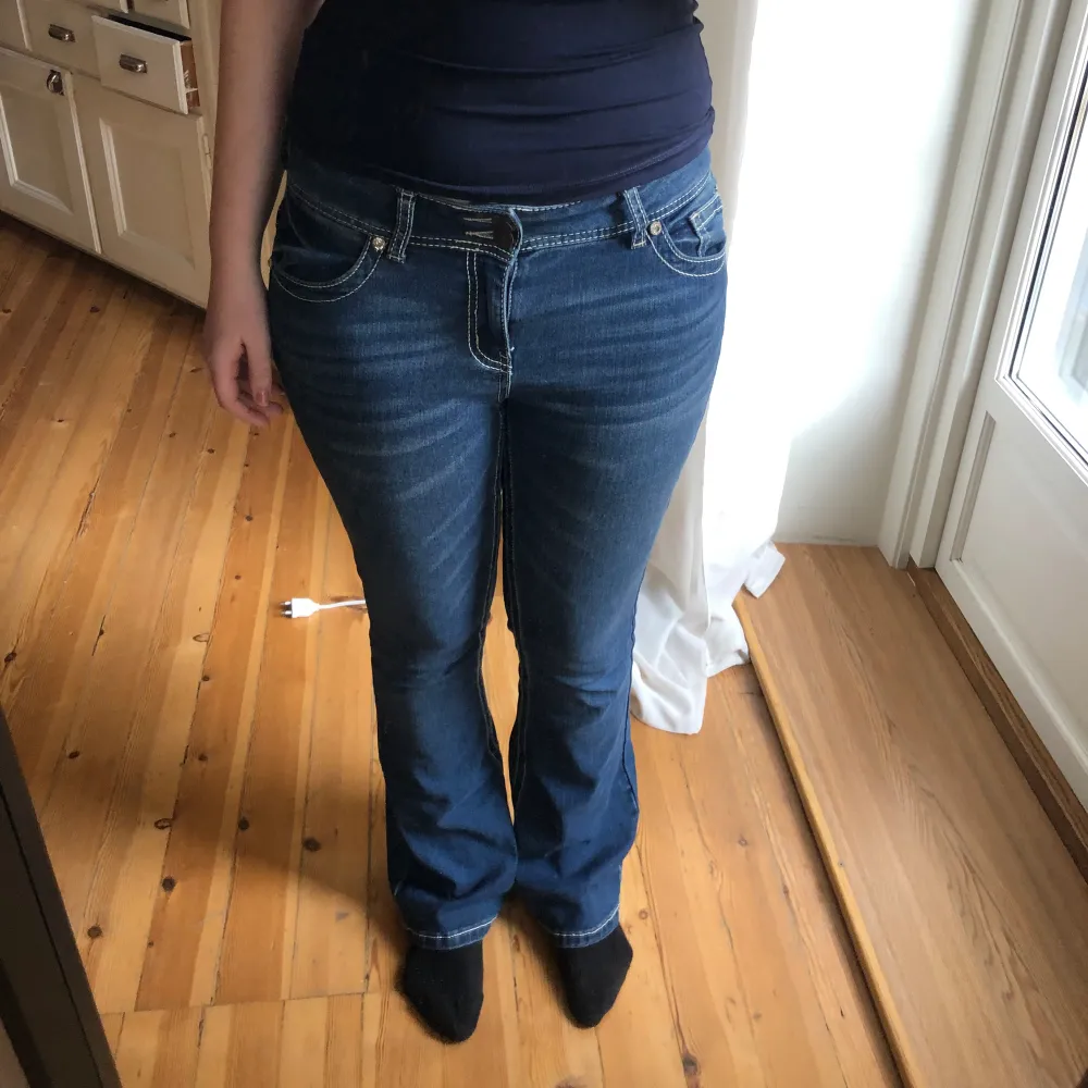 Super snygga jeans med detaljer från Ross. Säljer då de inte kommer till användning. Storlek 6/S men passar även M. Priset är diskuterbart!💗. Jeans & Byxor.