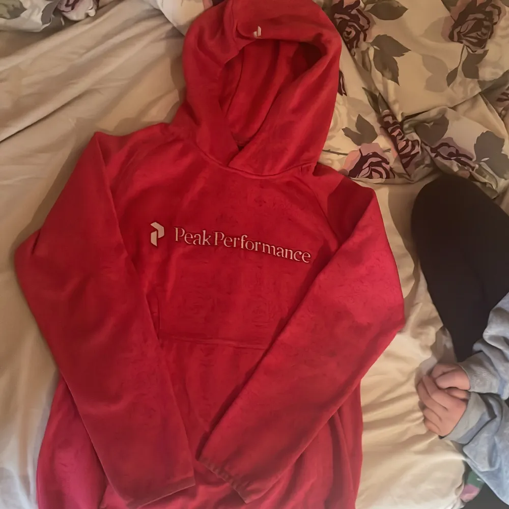 Sälja även denna hoodie, som inte kommer tilll användning längre. (Använd) men inte alls många. Det är dock några små fläckar på den som jag inte vet om det går bort men man tänker inte på dom så mycket🎀🌸🫶 priset går och diskutera❤️🫶🎀 storlek 160🌸🥰. Hoodies.