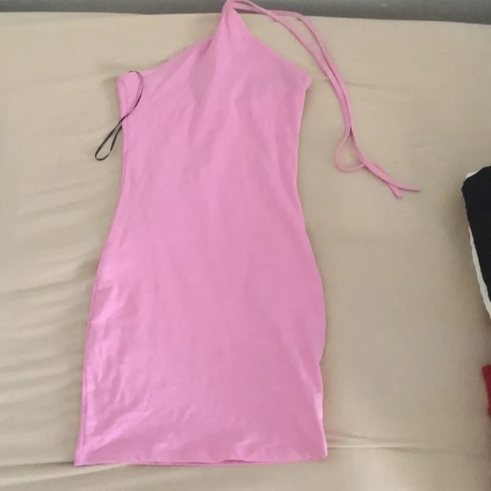 Rosa klänning, köptes från H&M och säljs inte längre! Super gullig, endast prövad! Stl Xxs. Klänningar.
