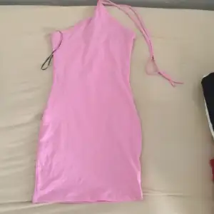 Rosa klänning, köptes från H&M och säljs inte längre! Super gullig, endast prövad! Stl Xxs