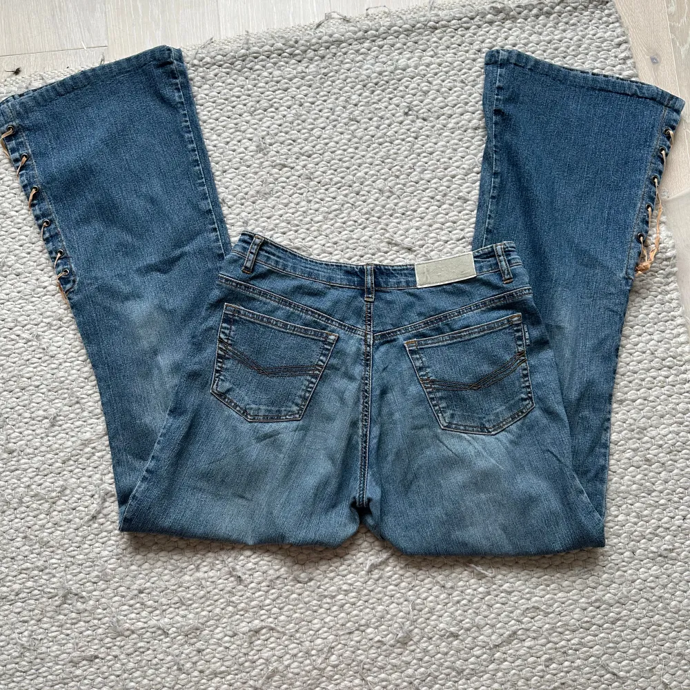 Såå snygga jeans med snörningar vid gylfen och även där nere. Midjemåttet är 37 och innerbenslängden 75❤️❤️. Jeans & Byxor.