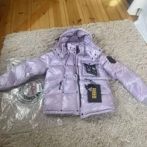 Säljer den här snygga lila/rosa moncler jackan, helt ny och med alla lappar på, storlek 1/S💕