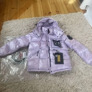 Rosa/lila Moncler jacka - Säljer den här snygga lila/rosa moncler jackan, helt ny och med alla lappar på, storlek 1/S💕