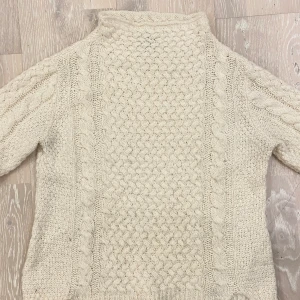 Stickad tröja  - Stickad tröja från Kappahl. Den är lite nopprig. Storlek 36/38. 