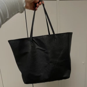 Handväska - Kappahl - Medelstor handväska som har stor utrymme. Använd mycket fint, nyskick. Säljer den mycket billigare än originalpriset.