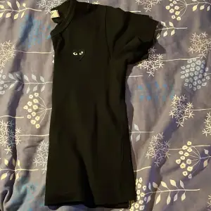 Säljer nu denna feta commes des garcon t shirt strl m men passar som s/xs. Nypris ca 1200kr