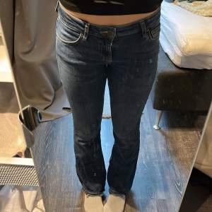 Low waist jeans ifrån zara i storlek 36 🫶 är 176 cm lång och har sprättat upp dom, lite för tighta för min smak, därför säljs ❤️