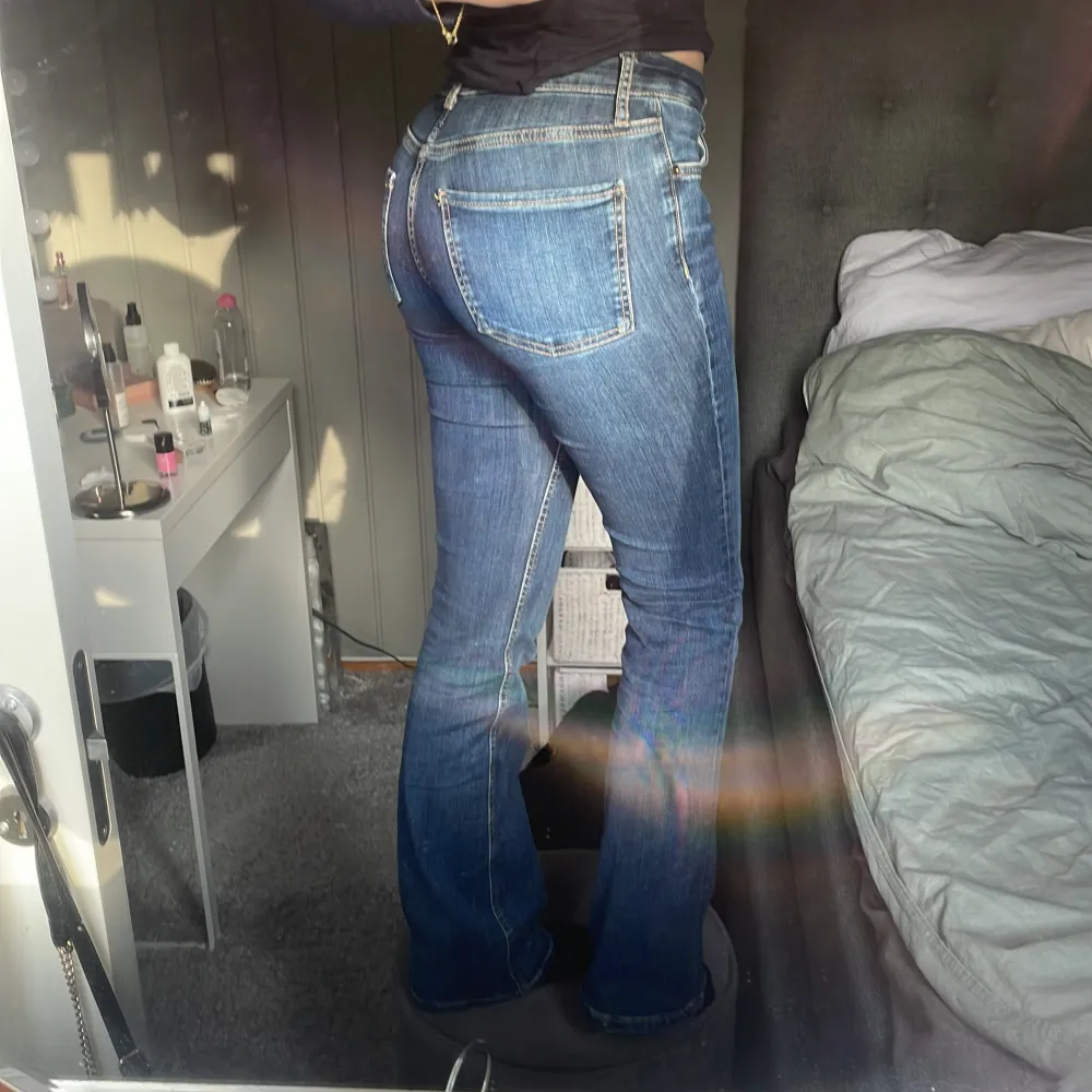 Säljer dessa skitsnygga low waist bootcut jeans från zara då jag har andra! Verkligen använda fååå gånger så i superskick! . Jeans & Byxor.