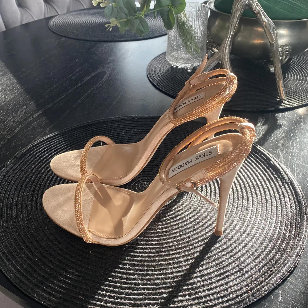 Säljer mina Steve madden klackar i strl 39 som jag skulle ha haft på balen förra året. Helt oanvända, endast testade. Originalpris: 1359kr💞köparen står för frakten!. Skor.