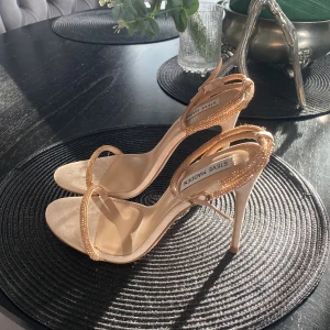 Steve Madden klackar  - Säljer mina Steve madden klackar i strl 39 som jag skulle ha haft på balen förra året. Helt oanvända, endast testade. Originalpris: 1359kr💞köparen står för frakten!