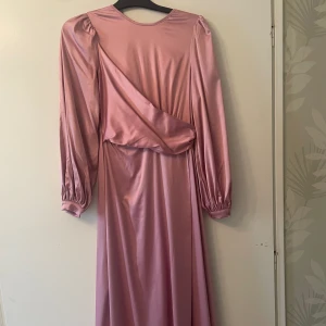 Lång Klänning - Rosa klänning från shein endast använd 1 gång i perfekt skick och bra kvalitet.