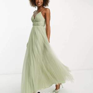 Salviagrön klänning i mesh tyg med underkjol. Köpte på ASOS. Använd 1 gång, storlek 40. Uppsydd hos skräddare för att passa ca 1.69 lång person ner till marken. Nypris: 1109:-