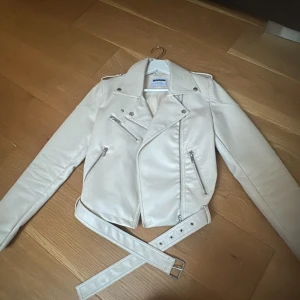 Begige skinn jacka🤍 - Jätte fin Begige skinn jacka, knappt använd o i väldigt fint skick🤍 från VERO MODA (skriv privat för frågor) pris kan även diskuteras 🤍