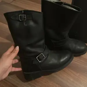 Ett par snygga boots från Ella of sweden i storlek 39, ordnare pris 1399kr i bra skick använt några gånger för några år sedan sen dess har dem legat i garderoben. 