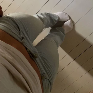 Ljusblå jeans - Ett par jätte fina ljusblåa low waist bootcut jeans som jag tror är från hm💕säljer pågrund av att dom inte passar mig! Dom är i storlek 38 men är ganska tighta på mig som brukar ha 36 så dom är lite små i storleken💗