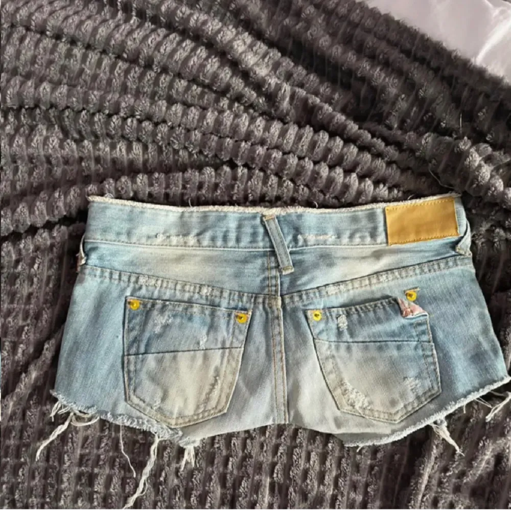Hej! Jag säljer mina jätte gulliga o fina low waist jeansshorts då dom var för små för mig och gick inte att lämna tillbaka. Bilderna är lånade då jag köpte de här på plick. Om fler bilder önskas skriv privat💕. Shorts.