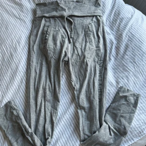 Acqua Limone byxor  - Knappt använda Acqua Limone byxor. Bara blivit liggande i garderoben. Storlek XS/S. 