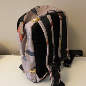 Polarn&Pyret Väska barn - Fin Polarn&Pyret väska, jättefint skick då den har används av ett barn, inte varit på förskolan endast använt när vi varit iväg. Handtaget på väskan har gått av men inget som syns eller störs 