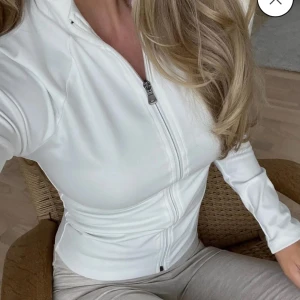 Zip up tröja  - Tröja från nelly använd 1 gång xxs men passar mig som är S