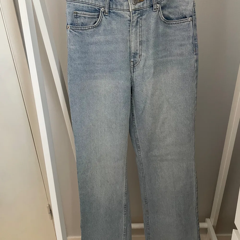 Blåa bootcut jeans från HM i storlek 36. Aldrig använda så nyskick✨ Köparen står för frakten, kan mötas upp i Kalmar!. Jeans & Byxor.