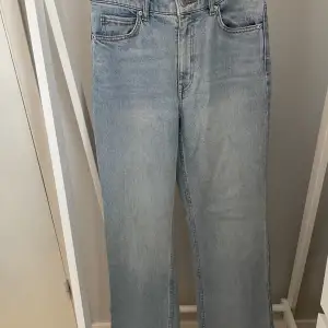 Blåa bootcut jeans från HM i storlek 36. Aldrig använda så nyskick✨ Köparen står för frakten, kan mötas upp i Kalmar!