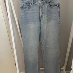 Jeans från HM - Blåa bootcut jeans från HM i storlek 36. Aldrig använda så nyskick✨ Köparen står för frakten, kan mötas upp i Kalmar!