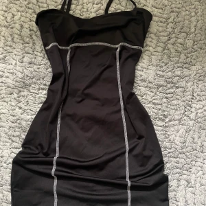 Svart kläning  - Klänning från hm 🪩 Denna kommer kommer aldrig till användning, vilket betyder bland annat att den är i ett bra skick ✨⚡️