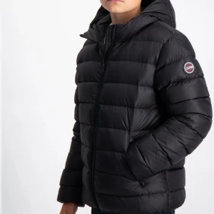 Colmar jacka  - Säljer min colmar jacka som inte kommer till någon användning. Jackan är en killmodell men jag som tjej har använt den och passar bra. Använt den bara en vinter! Bra skick och även bra på att värma under vintern! 