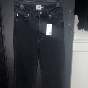 Helt nya jeans med splits - Hej! Helt nya jeans ifrån lager 157. Aldrig använda och prislappen är kvar. Hör av dig vid funderingar!