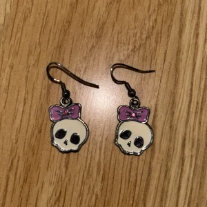 Örhängen  - Super söta örhängen med dödskallar med rosetter💗