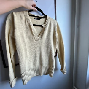 Gul Stickadtröja  - Välanvänd men bra skick. 