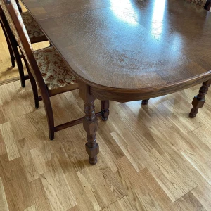 Mat bord  - Matbord säljs på grund av flytt mer info kmr via dm om du är intresserad 