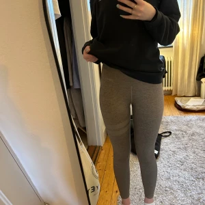 Stronger tights  - Beiga träningstights som Stronger inte säljer längre. Orginalpris 700kr. Ficka baktill där tex mobil passar. Storlek M, men liten i storleken. Säljer då storleken inte passar. Använd endast en gång. 