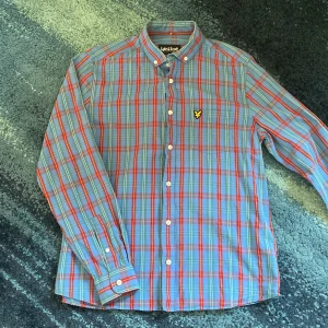 Randig skjorta - En lyle & scott skjorta som inte kommer till användning längre. Skriv till mig vid minsta fundering 
