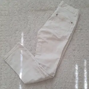 Vintage Vita lågmidjade raka jeans från lindex! Väldigt bra skick. Köpt på second hand. Jättefina men säljer pga kommer inte till användning 😭 ett plus e ju den snygga knappen och sömmarna på fickorna!! 👌💕