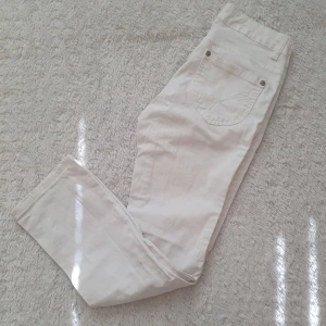 Vintage Lågmidjade jeans!! - Vintage Vita lågmidjade raka jeans från lindex! Väldigt bra skick. Köpt på second hand. Jättefina men säljer pga kommer inte till användning 😭 ett plus e ju den snygga knappen och sömmarna på fickorna!! 👌💕