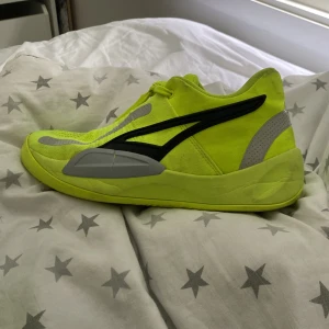 MELO BALL SKOR - Hej, detta är ett par basket skor som är riktigt sköna och bekväma som sitter bra  EUR 44 nypris 1599 men jag kommer sälja dinglar skorna för 399.